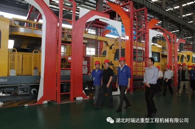 湖北省第三巡视组莅临众博买球_众博买球重工参观考察