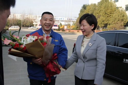 副市长龙小红莅临众博买球_众博买球新春走访慰问